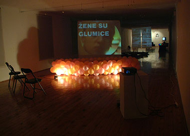 Žena iz muške perspektive, video instalacija (baloni, 2 video rada) Gliptoteka HAZU, Zagreb, 2002.